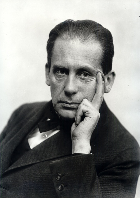 Az ember, akinek szellemiségét a nácik ellenségesnek tekintették, és aki újraértelmezte, hogyan élünk és tervezünk: Walter Gropius.